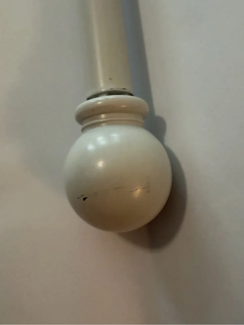 White Curtain Rod with small sphere shape endings